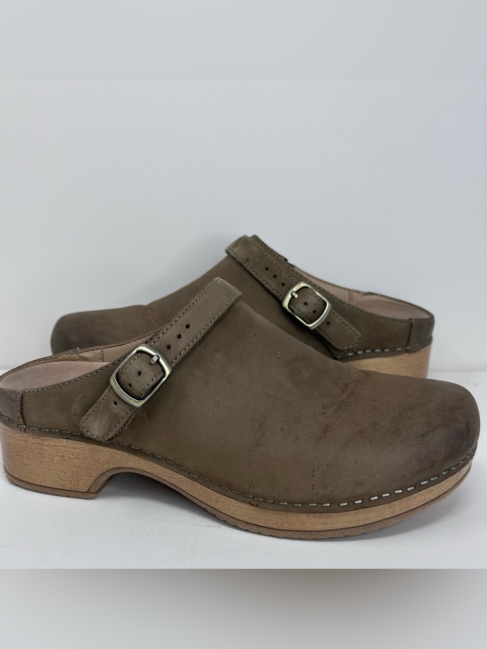 Berry Nuback Suede Buckle Hardware Strap Clogs BROWN